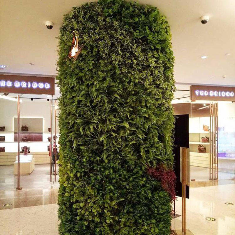 仿真植物裝飾的商場柱子